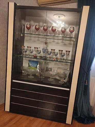 Şüşəli dolab vitrini