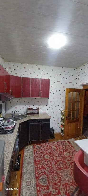 Kirayə evlər: Satılır: həyət evi - Geniş, hasarlı həyət: dəmir darvaza, betonlanmış — 5