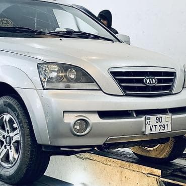 rol satisi: Kia Sorento – gümüş rəngli, tam ölçülü SUV. Texniki və daxili — 3