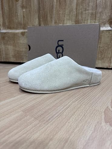 UGG NEW – krem rəngdə, minimalistik slip-on dizayn. Xüsusiyyətlər: -
