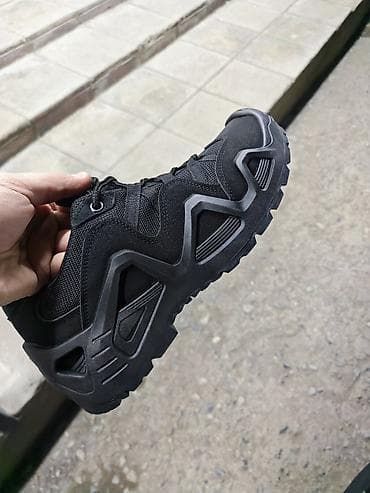 Kişi geyimləri: Tam qara rəngdə kişi idman ayaqqabısı - Stil: gündəlik və outdoor — 3