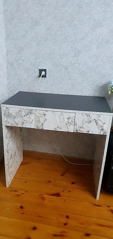 reseption masa: Yazi masasi
Ölçü: 80×45 cm
Yaxşi vəziyyətdədir — 2