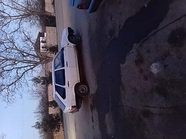 mercedes ayaqaltı: VAZ 2107 sedan – ağ rəngdə, klassik kuzov. Xüsusiyyətlər: - Kuzov: 4 — 6