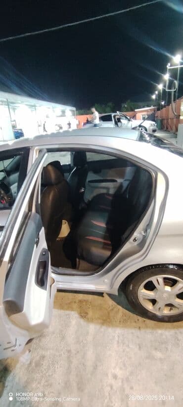 on şuşə: Hyundai Accent sedan – gümüşü rəng Xarici: - 4 qapılı sedan kuzov - — 5