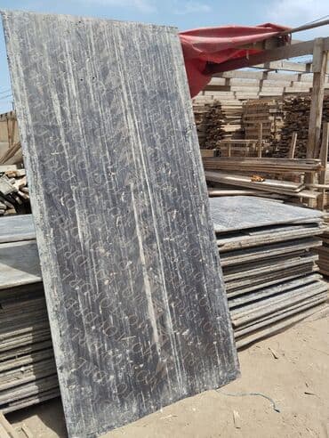 işlemiş taxdalar: Qara rəngdə laminatlı taxta panellər. Bu panellər tikinti və ya mebel — 3