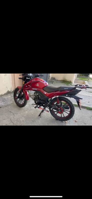 Lincoln: Qırmızı rəngli yol motosikleti - Aqressiv dizaynlı ön fara və — 3