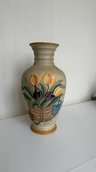 Vazalar: Bir vaza, Keramika — 1