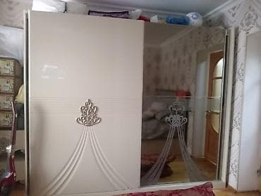 Elanda gördüyünüz mebellər dəst şəklində satılır. Qiymət sondur: 300