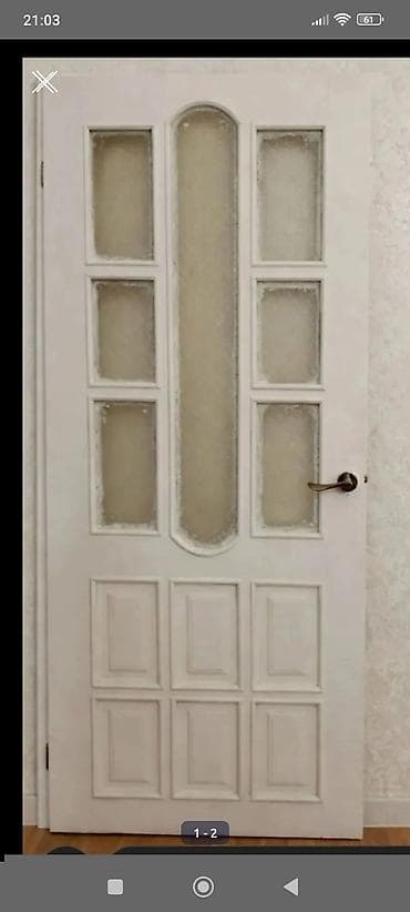 Ağ rəngli daxili otaq qapısı.4 ədəddir.cərcivəsiz. - Material: taxta