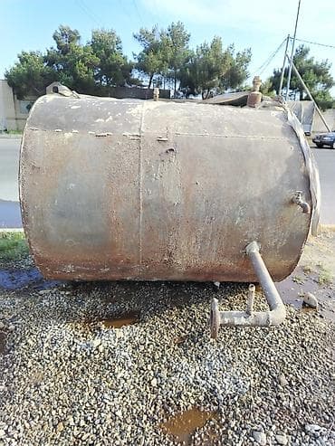 bak 100 liter: Böyük həcmli metal saxlama çəni. Paslanmış səthə malik, silindrik — 1