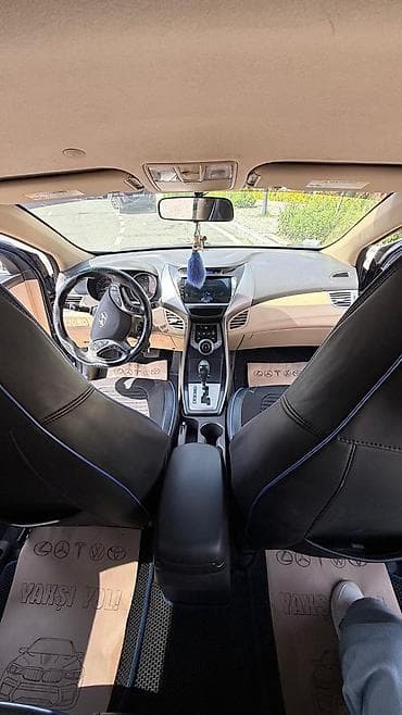 ikinci el tekerler: Hyundai Elantra, mavi rəngdə sedan. Xüsusiyyətlər: - Kuzov: sedan — 3