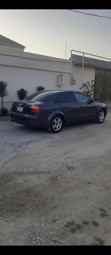 bmw e39 2003: Audi A4 sedan – tünd boz rəng, 4 qapı, 5 yerlik. B6 kuzov dizaynı — 4