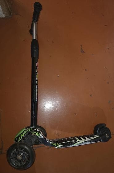 balaca moto: Uşaq skuterı – 3 təkərli - Rəng: qara-yaşıl naxışlı gövdə - Ön — 1