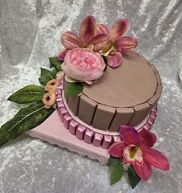 Zərif dizaynda hədiyyəlik şokolad kompozisiyası. - İkiqat platformalı