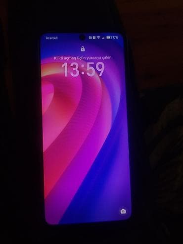 iphone 15 max: Smartfon – qara rəngdə, dörd modullu arxa kamera bloku və naxışlı — 2