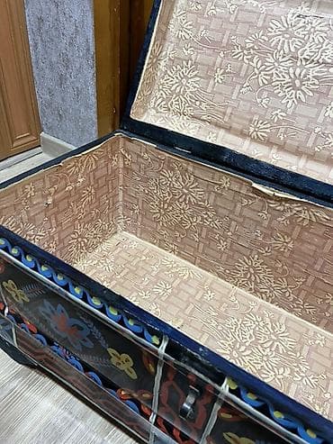 sandıg: Rəngli naxışlarla bəzədilmiş dekorativ sandıq/kofra. Xüsusiyyətlər: - — 3