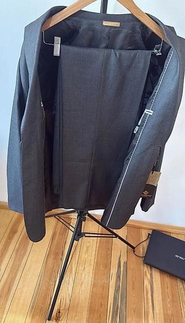 Kostyumlar: Paco Romano brendinə məxsus, boz rəngli kişi kostyumu. İtaliya — 3