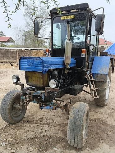 Kənd təsərrüfatı üçün universal təkərli traktor - Kabinli, yan