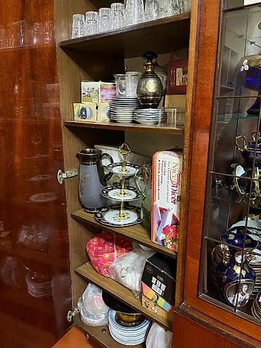 Klassik vitrinli bufet şkaf - Material: kütləvi ağac/qəhvəyi cilalı