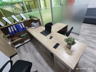 белый офисный стол: Masanin eni 240sm, dərinlik 55sm, hündürlük 75-110sm. Qiymət 200 AZN — 1