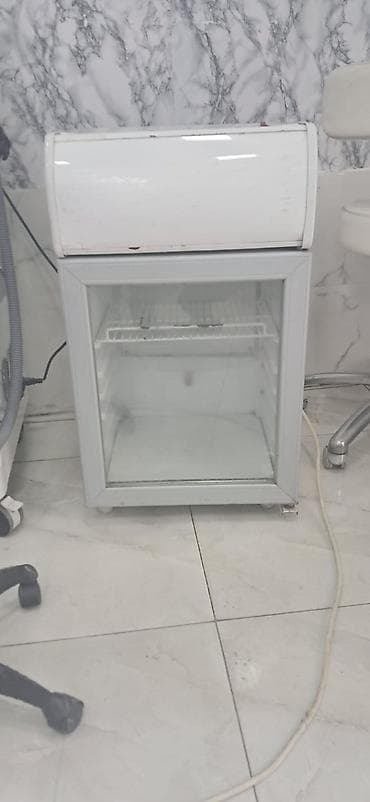mini ats: Mini soyuducu – şüşə qapılı, bir rəfli model. • Ölçü: kompakt — 1