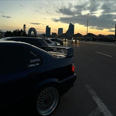 bmw 3 серия 318 at: BMW 3 Series E36 sedan – dərin mavi rəngli, idman üslubunda tüninq — 6