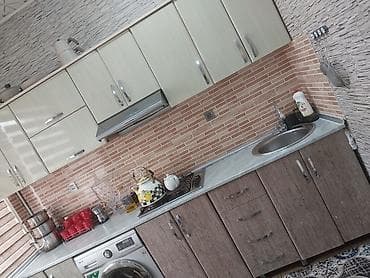 Mətbəx mebeli dəsti - Üslub: müasir, açıq rəngli üst şkaflar və ağac