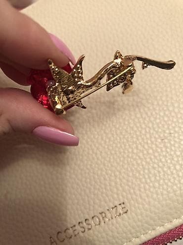 Şəxsi əşyalar: Qızıl rəngli qızılgül broşu Həzi Aslanov metrosunun yanında, 245 — 2