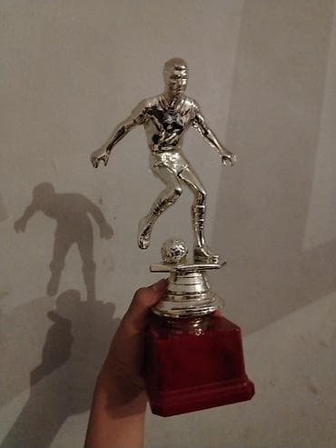 Futbol mövzulu kubok/abidə fiquru - Material: metalik rəngli plastik