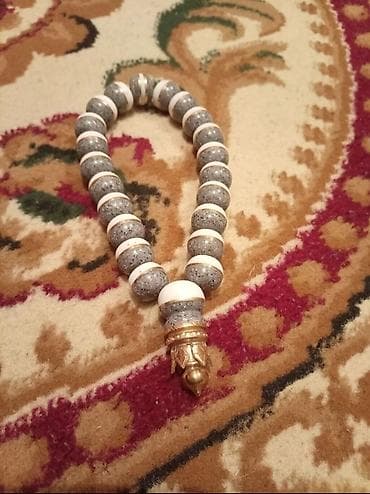 Ağ və boz rəngli dekorativ təsbeh əl işidi zonda duzelib - Material