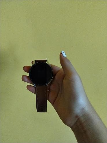 Dairəvi ekranlı ağıllı saat təqdim olunur. Model klassik saat
