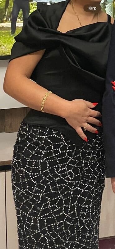 Qara ziyafət geyimi - Üst hissə: atlas parça, asimmetrik/kəsimli