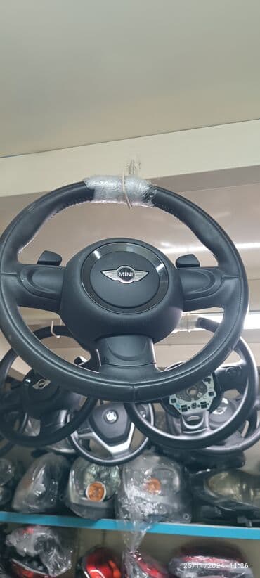 w202 sukan: MINI markalı, dəri örtüklü sükan. Funksional düymələri və erqonomik — 2