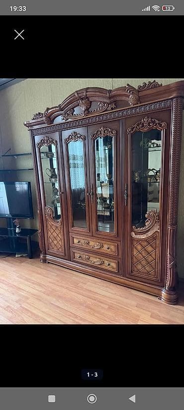 Klassik üslubda bəzəkli vitrinli bufet - Material: ağac karkas