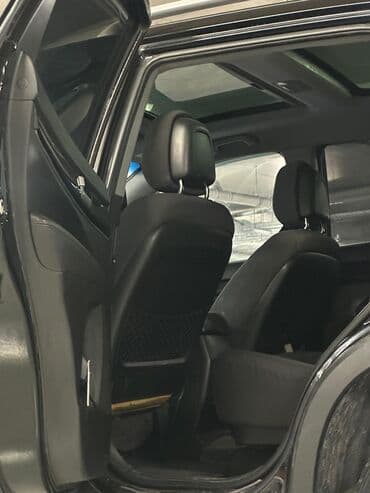 kreditle maşin: Qara rəngdə olan Kia Sorento avtomobilinin salonu. Sükan dəri örtüyə — 5