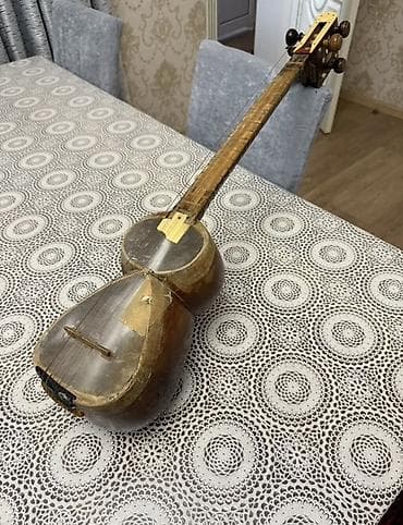 Tar – milli simli musiqi aləti - Klassik Azərbaycan tarı, iki gövdəli