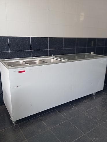 dəmir vitrin: Bu, sürüşmə şüşə qapaqları olan ağ rəngli kommersiya soyuducusudur — 8