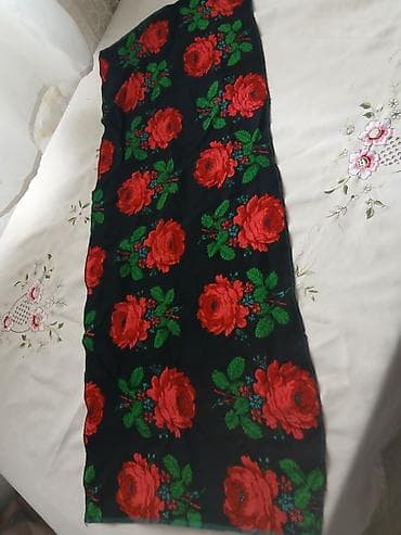 baş daşı: Qara rəngli, qırmızı qızılgül naxışlı bu şərf həm gündəlik istifadə — 3