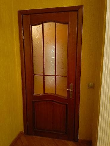 otaq arakəsmələri: Yataq otağı üçün İşlənmiş Otaq qapısı Plintus ilə, Ünvandan götürmə — 3