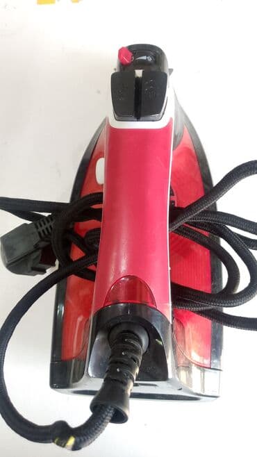 Buxarlı ütü – qırmızı/qara rəngdə - Buxar funksiyalı: daimi buxar və