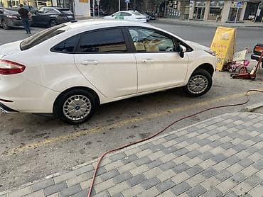 diffuser: Ford Fiesta sedan – ağ rəng, 4 qapı, kompakt sinif. Xarici — 1