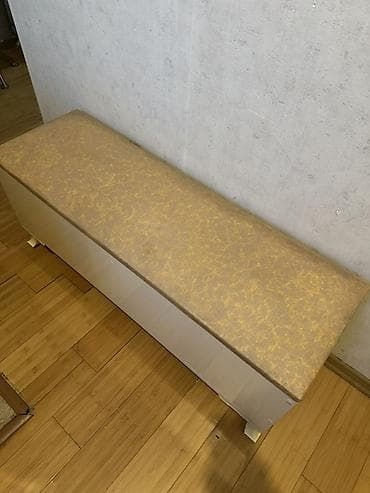 dekor guldan: Oturacaq sandıq (benç) – yuxarıdan açılan qapaqlı, içi bölməli saxlama — 1