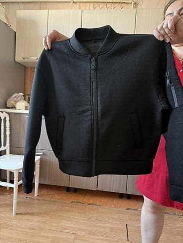 Qara rəngli kişi bomber gödəkçə - Minimalist dizayn, hamarlanan