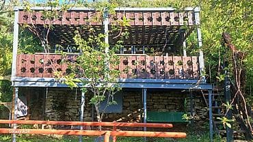 ag seherde heyet evleri: Tprpaq 20 sot hissəli şəkildədə mümkündür.Torpaqda əlavə tikili — 2