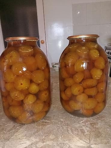 bağlama: Şəffaf şüşə bankada, qızılı rəngdə tam əncir meyvələri ilə hazırlanmış — 2