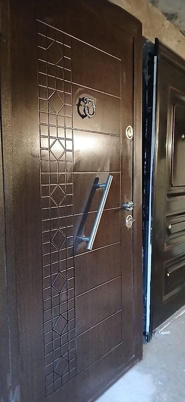 Seyf qapı – möhkəm metal konstruksiya, dekorativ qəhvəyi panel və