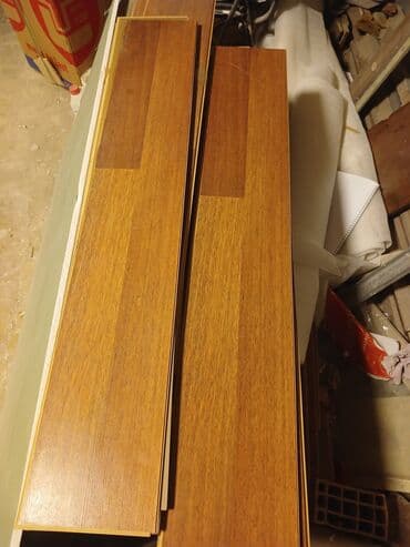 Pəncərələr: Məhsul: Laminat döşəmə taxtaları - Rəng/tekstura: İsti qəhvəyi, təbii — 2