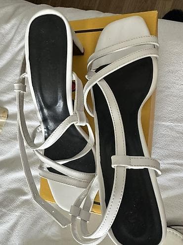 Basanoşka və səndəllər: Ağ rəngli qadın sandaleti – zərif remenli, açıq burunlu model. - — 3