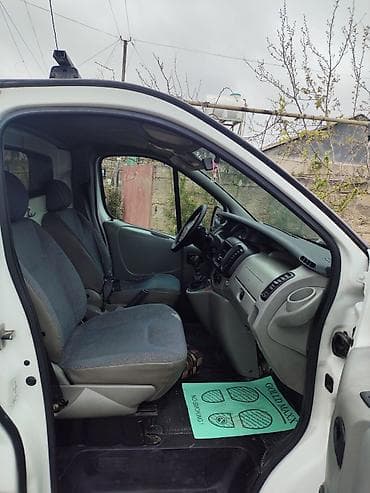 Renault Trafic yük furgonu - Korpus: ağ rəng, ikitərəfli sürgülü yan