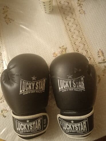 boks əlçək: Lucky Star brendinin qara rəngdə boks əlcəkləri. Əlcəklər "NAME OF — 1